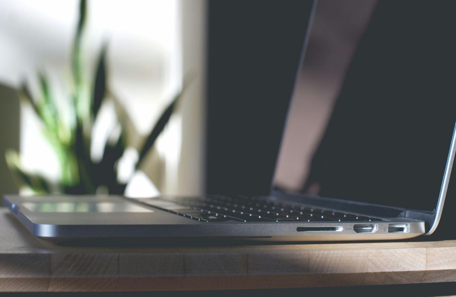 Detailansicht unserer Arbeitsweise mit Dokumenten und Laptop